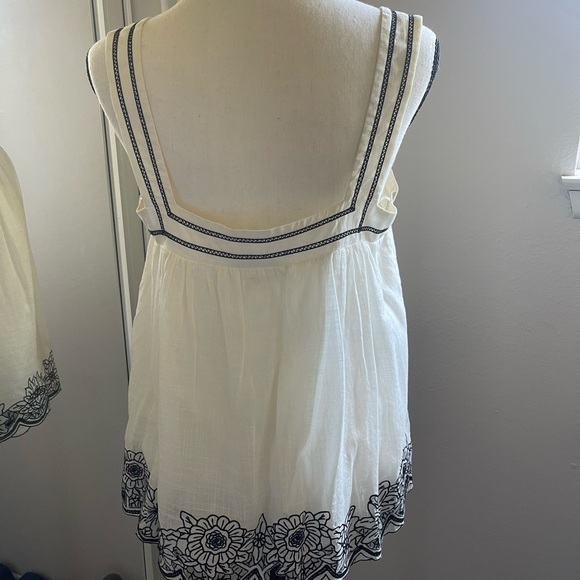 BCBGMaxAzria White Top with Black Details - Picture 2 of 7